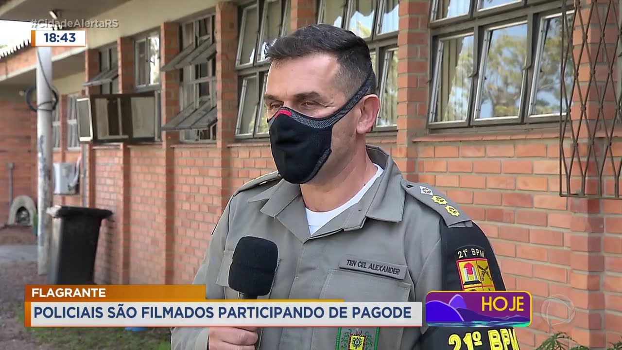 Flagrante: policiais são filmados participando de pagode
