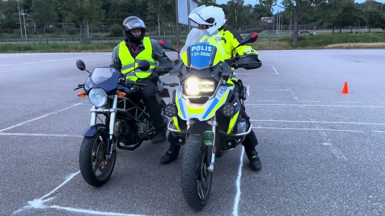 Underbart skön MC-polis engagerar sig i vår övningskörning där jag hjälper en vän att ta MC-kort