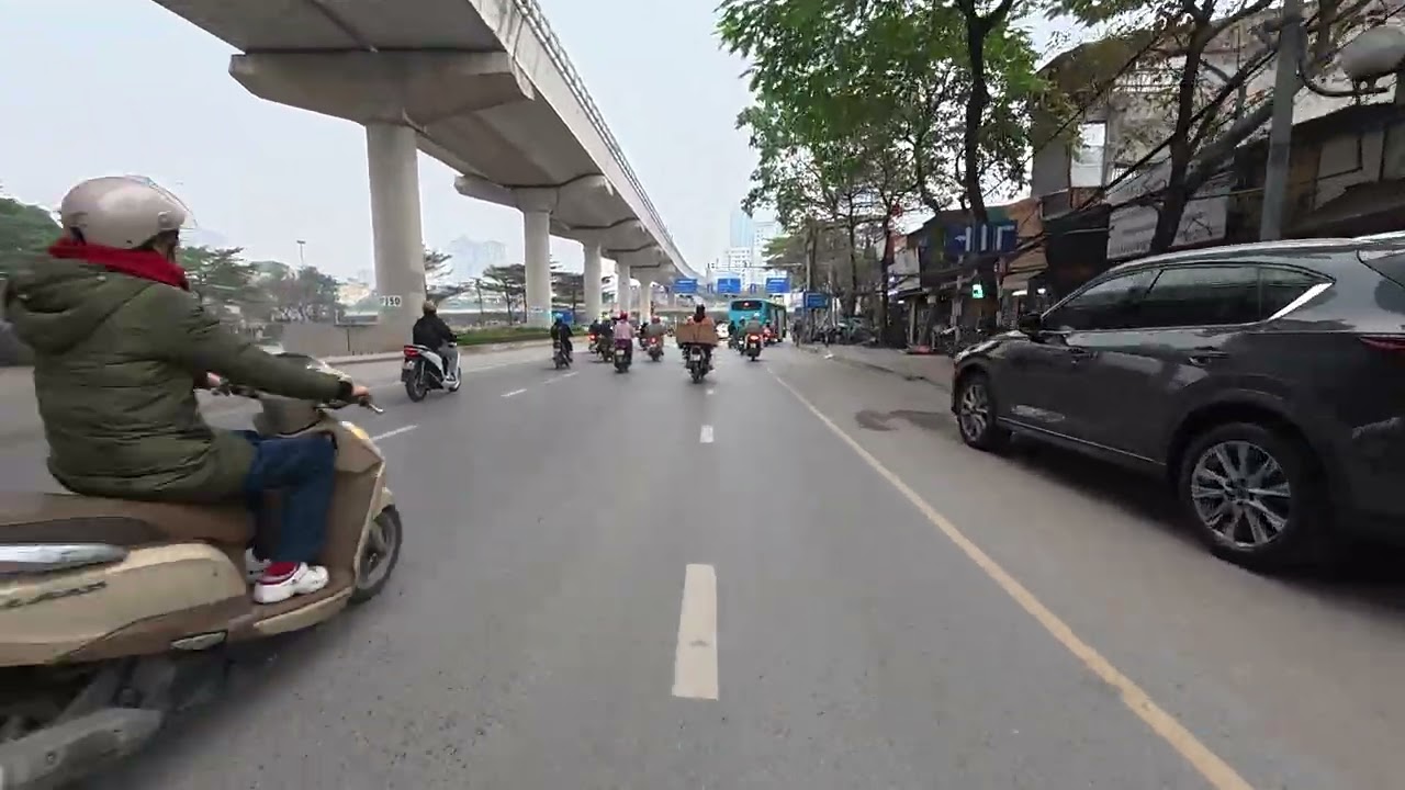 Tập đạp xe vượt Cầu Nhật Tân (Hà Nội) ngày giáp Tết 2026