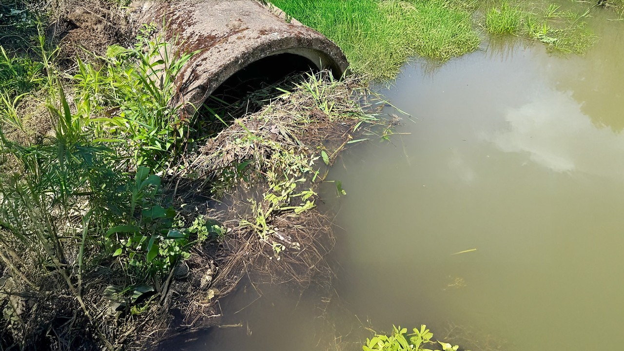 Unclogging a Giant Culvert Blocked by Heavy Debris