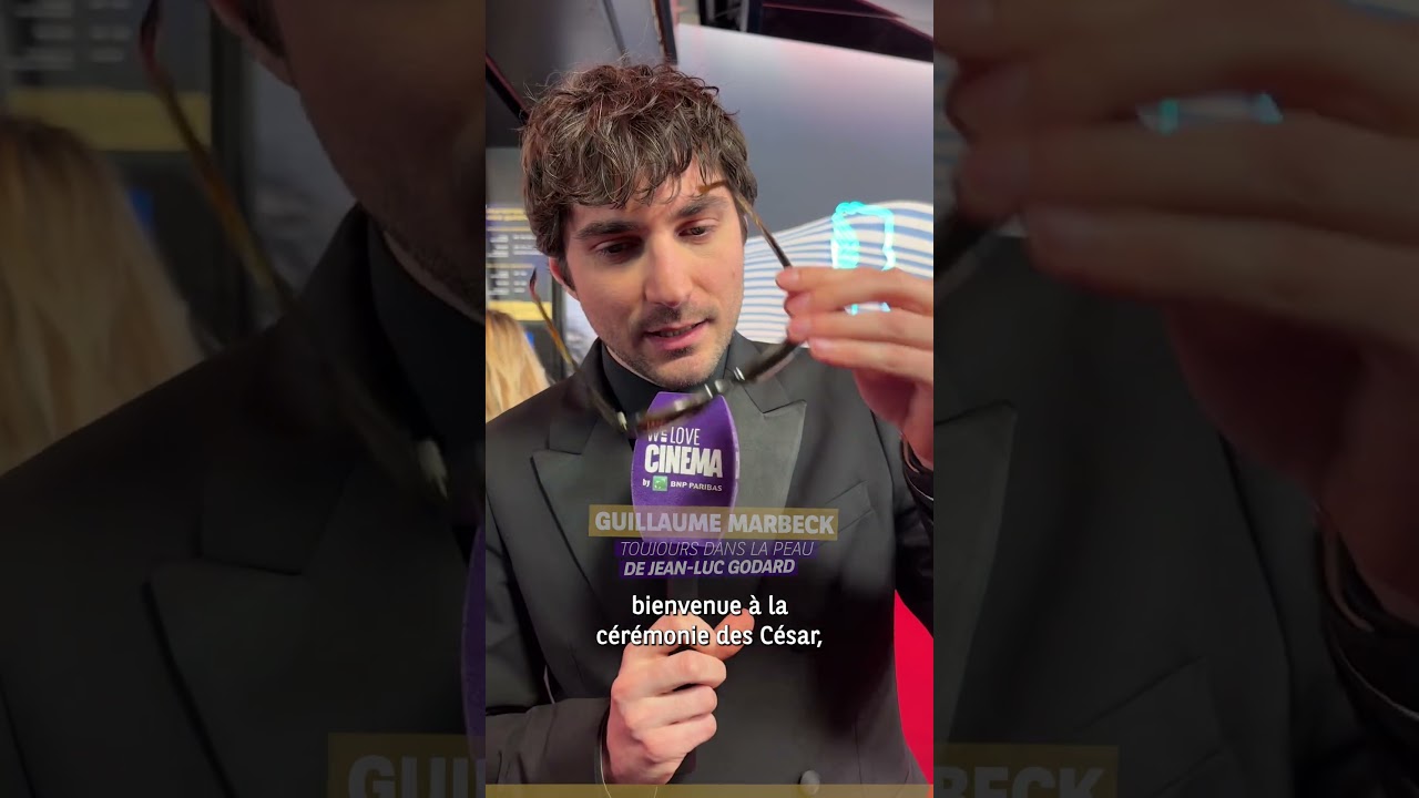 Guillaume Marbeck n'a pas quitté le personnage de Godard depuis le tournage de 𝙉𝙤𝙪𝙫𝙚𝙡𝙡𝙚 𝙫𝙖𝙜𝙪𝙚 ! 😎