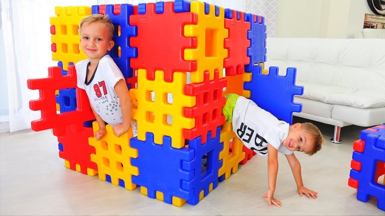 Vlad e Nikita brincando com blocos de brinquedo | Esconder e procurar com a m&atilde;e