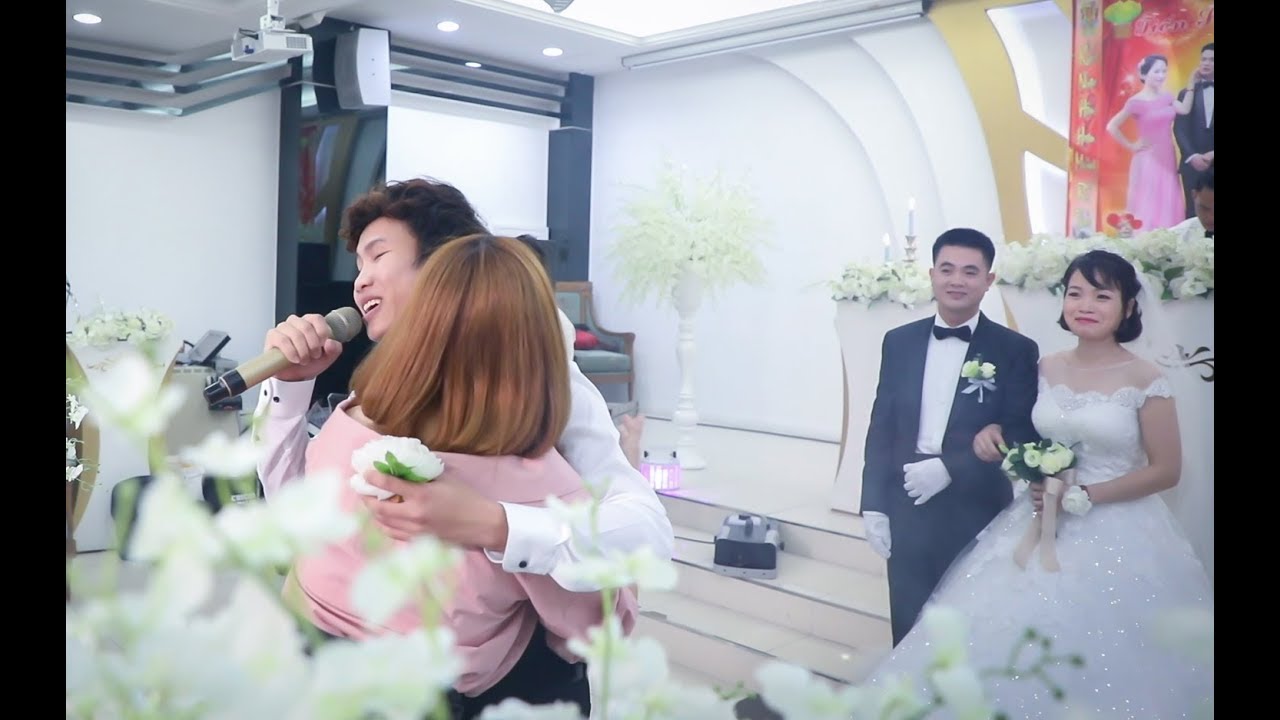 Anh ấy hát lam các cô gái phải chạy lên ôm trước sự ngỡ ngàng của quan khách