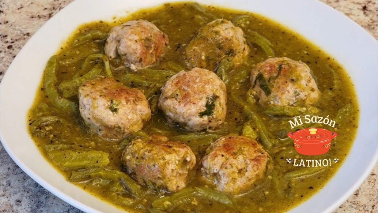 ALBONDIGAS EN SALSA VERDE CON NOPALES!! RECETA FACIL Y DELICIOSA🤤 mi sazon latino.