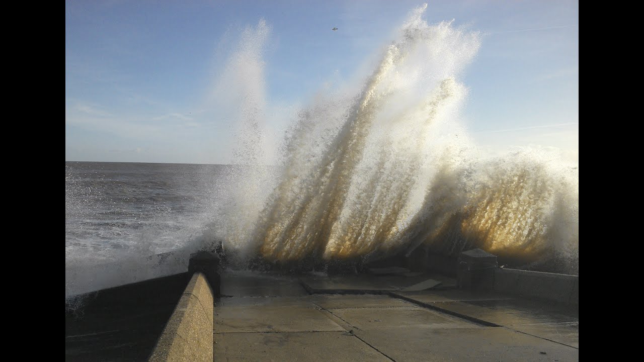 Storm Surge Waves - Lowestoft Sea Front 6 December 2013