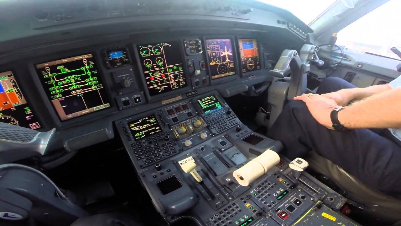 Inside Embraer 190 cockpit GoPro HD.  Mini clip