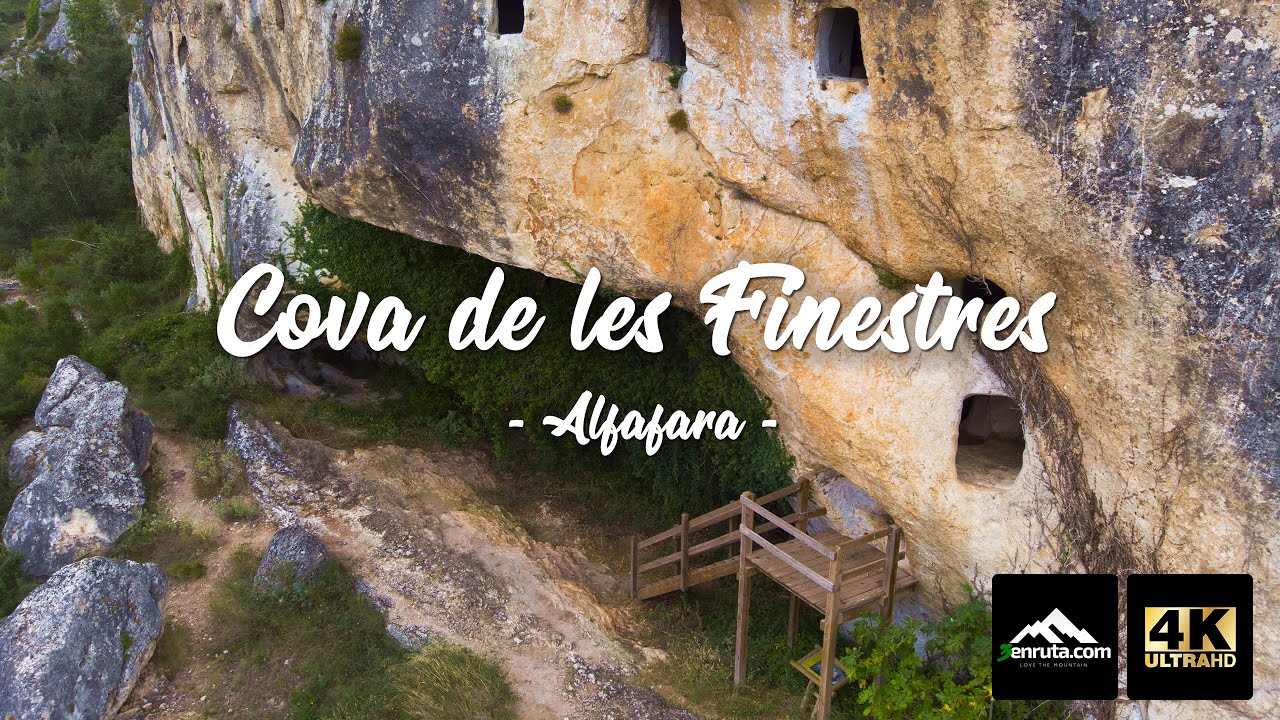 La Cova de les Finestres de Alfafara desde la Ermita de San Antonio y la Virgen de la Luz