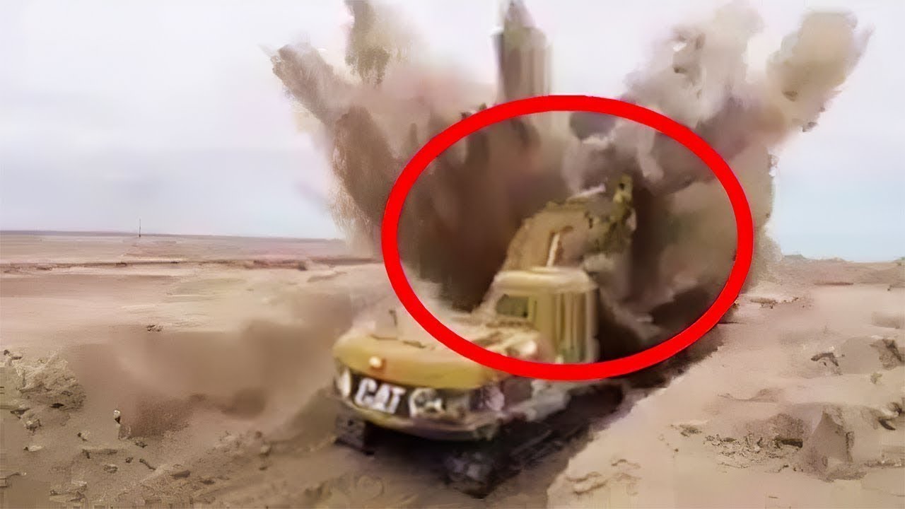 25 Idiots Heavy Equipment Excavator Operator ,Truck Skill Fails - Excavator Disaster Compilation P6