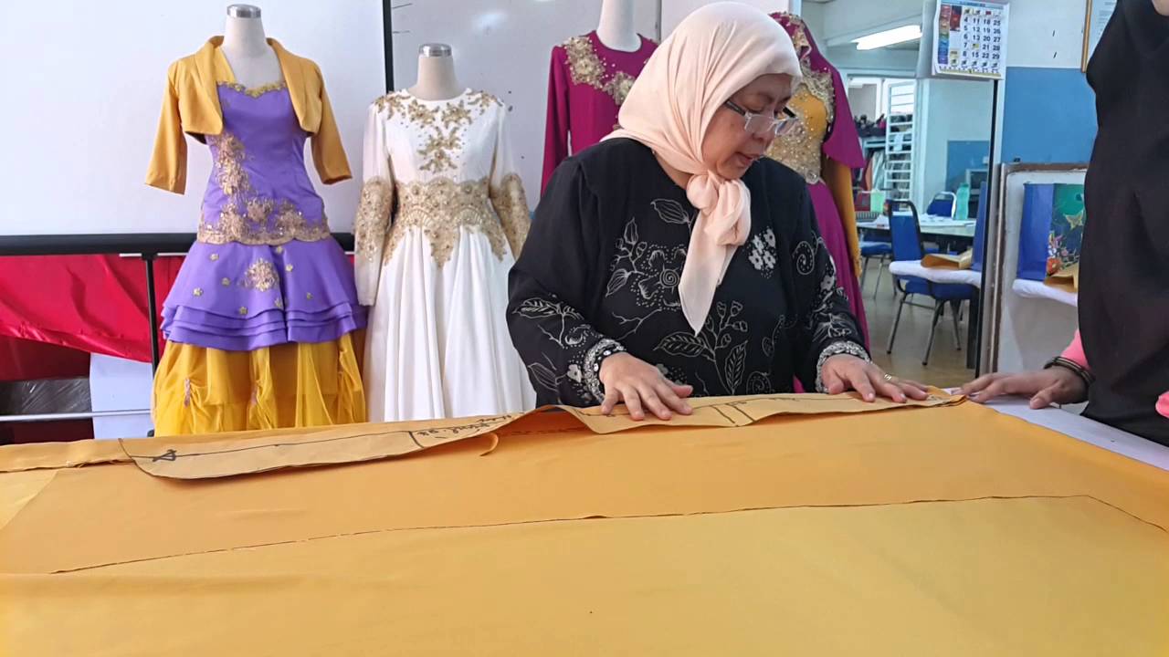 Teknik Menggunting Fabrik Baju Kebaya Tradisional