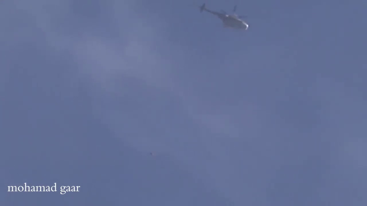 لحظة إلقاء البراميل المتفجرة من مروحيات نظام الأسد على المدنيبن في بلدة كفرنبل جنوب إدلب