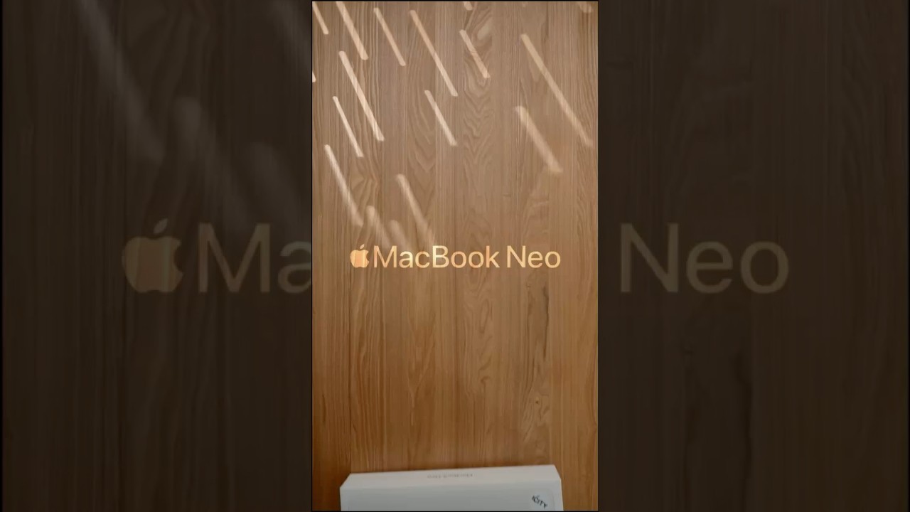 Распаковка нового MacBook Neo в цвете Silver.