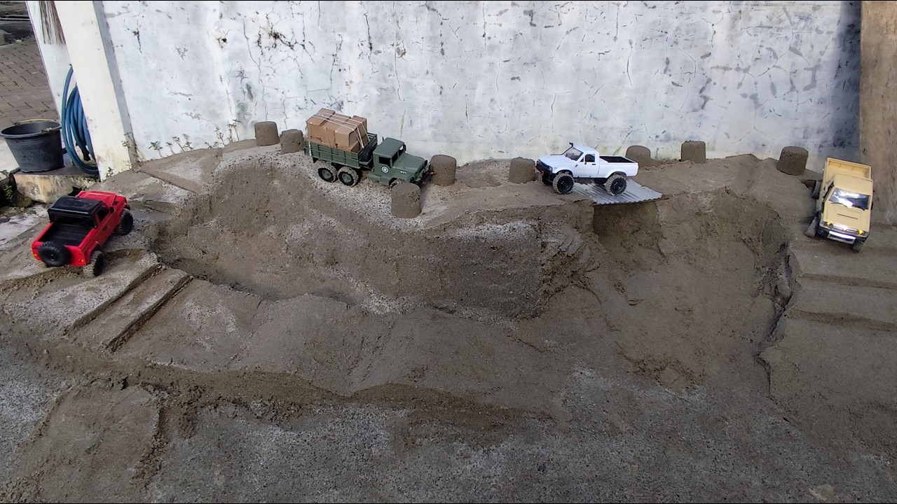 RC Cars try to ride up a sand hill | Land Cruiser, Hilux, Land Rover and Military Truck