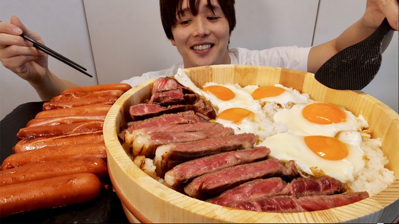 超二日酔いの朝に和牛ロースと半熟目玉焼き乗せた丼ぶりを豪快に食べて目覚める