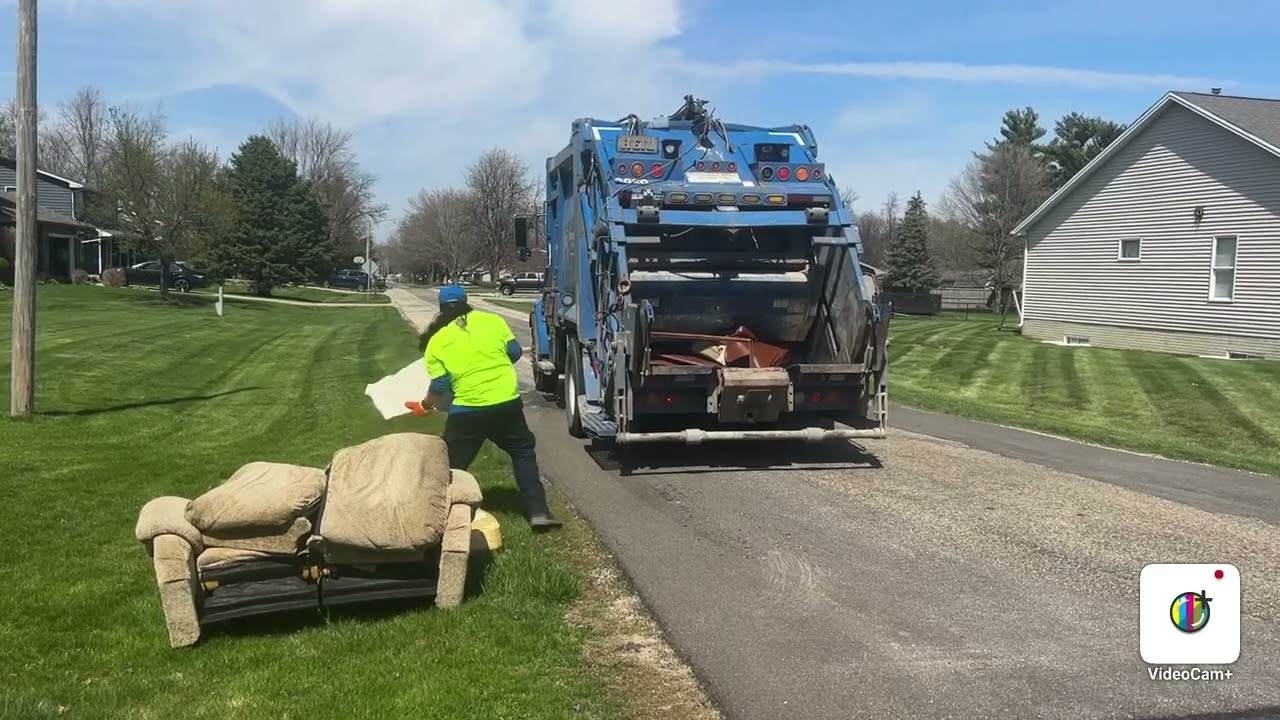 Republic services Peterbilt Heil rear loader crushing bulk