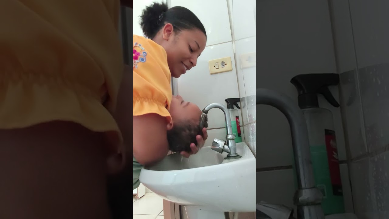Ele queria lavar o cabelo sozinho kkkk