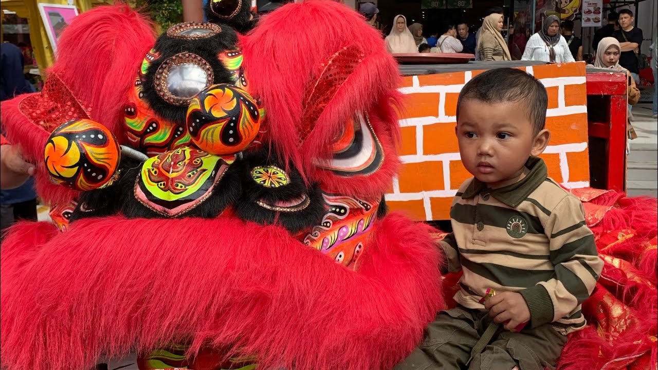 SYAKEEL MENONTON PERTUNJUKAN BARONGSAI DI RAMAYANA TASIKMALAYA 