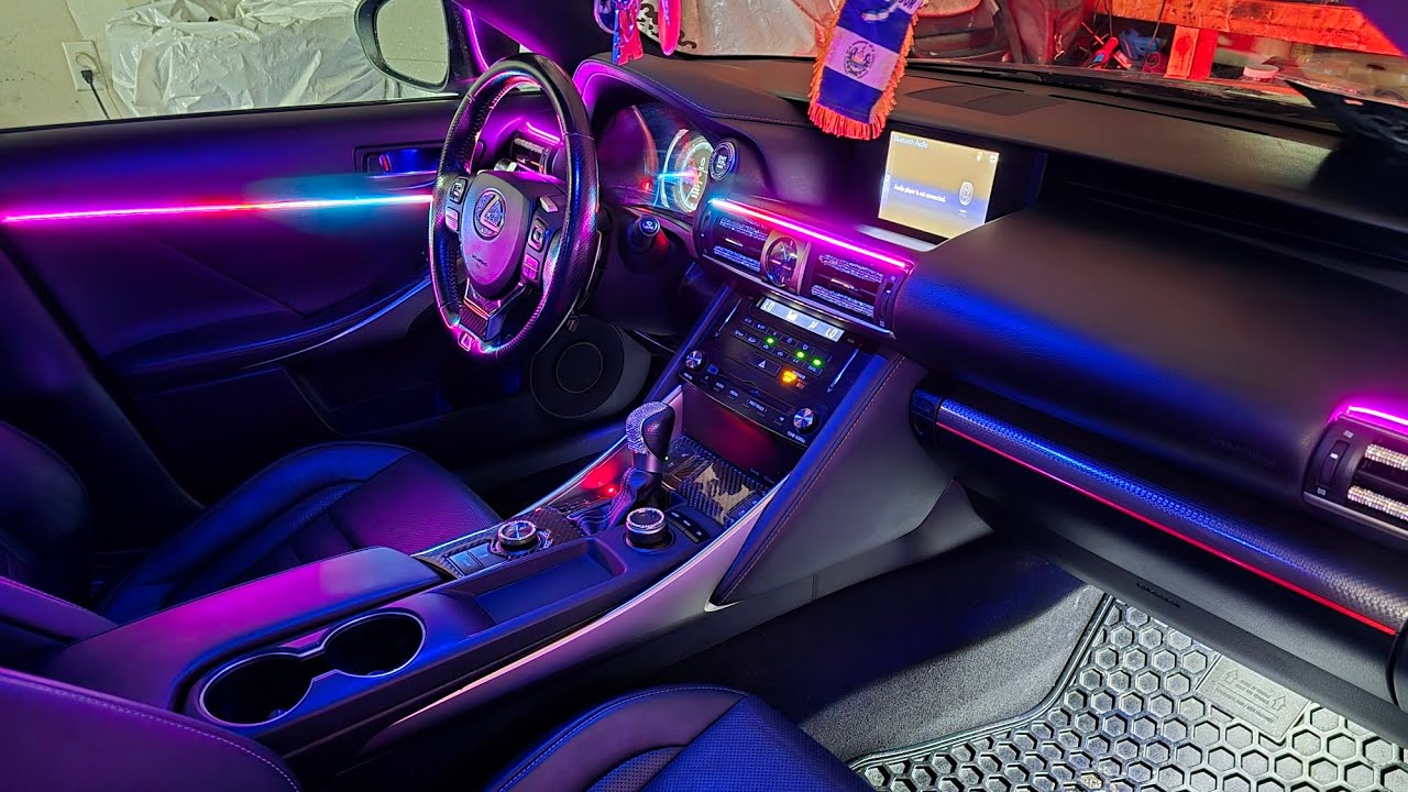 Lexus IS300 2019 года получил двухзонный комплект подсветки салона!