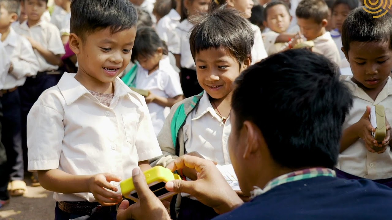 Giving the gift of light to Kompong Khleang floating village - WWF and Marina Bay Sands Distribution