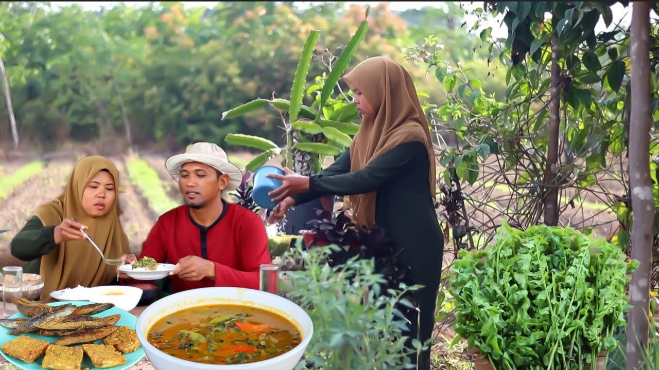 Nasi sebakul ludes, Sayur pakis kuah santan, tempe ikan goreng, Rutinitas hidup didesa