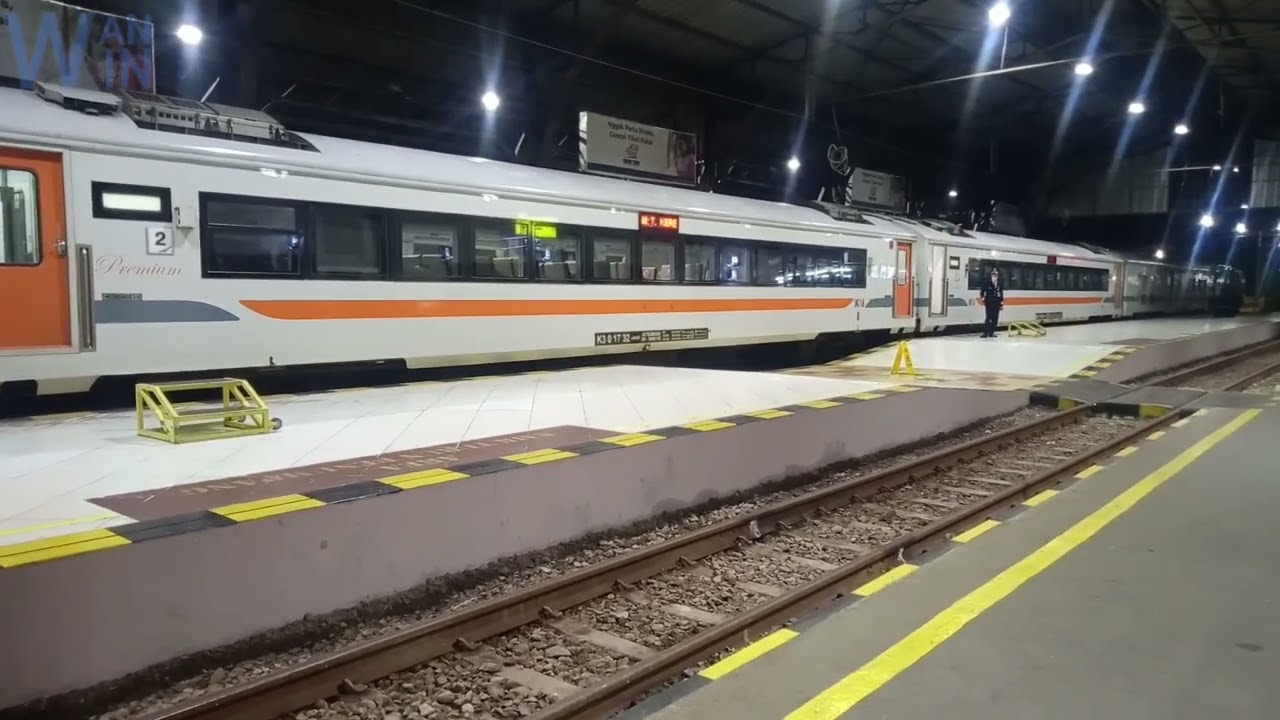 KA Jayakarta rangkaian Panjang datang dan berangkat di stasiun Purwokerto