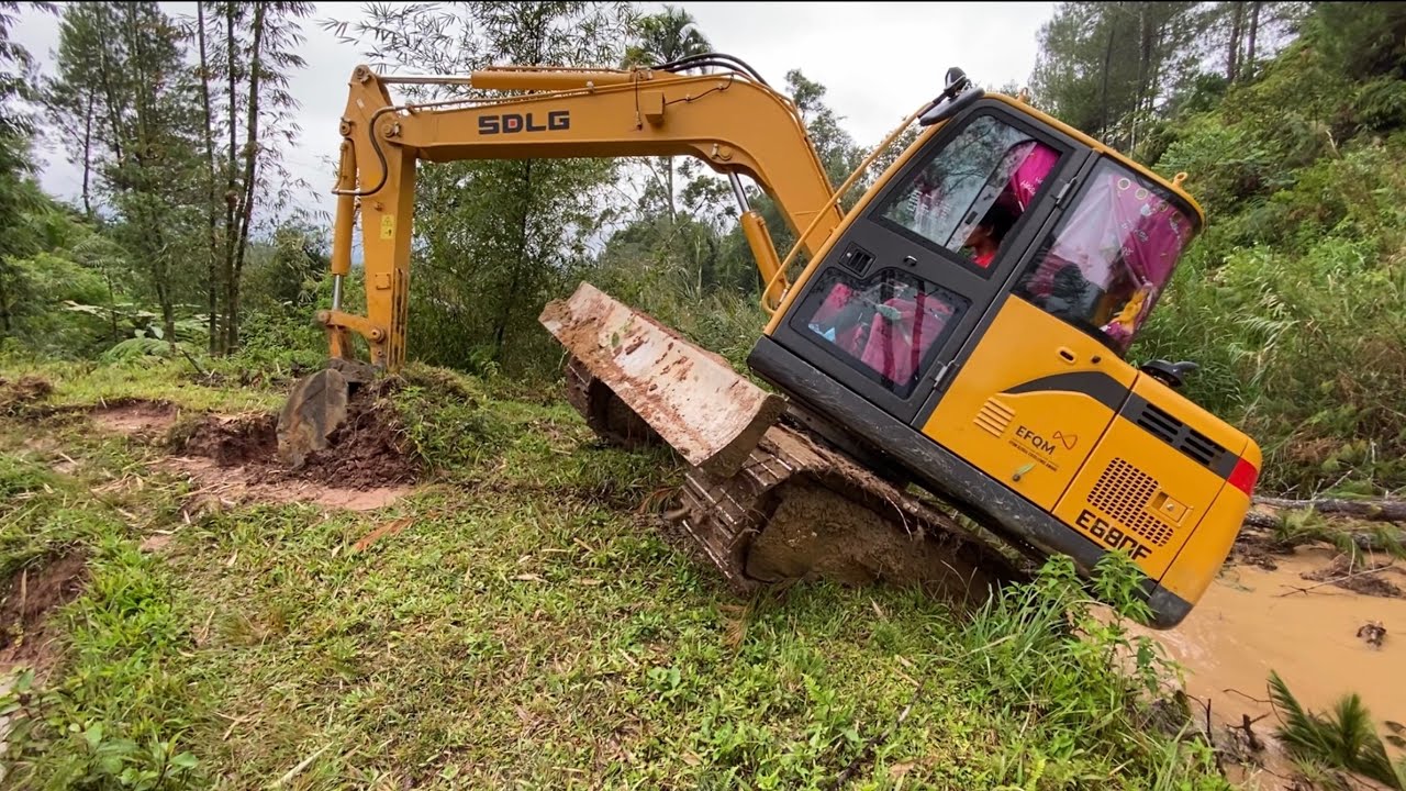 SDLG E680F Mini Excavator Menuju Puncak Gunung Saat Hujan
