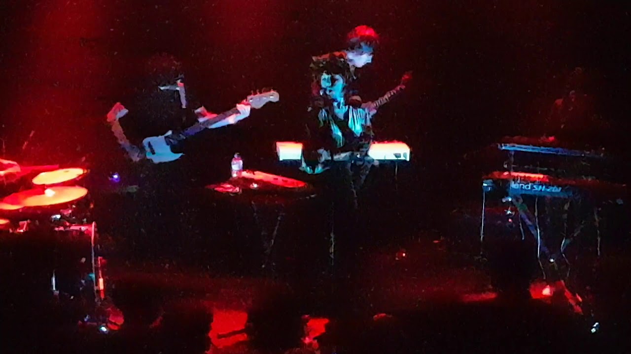 Gwenno - Eus Keus? (Is There Cheese?) - Live at the Trades Club