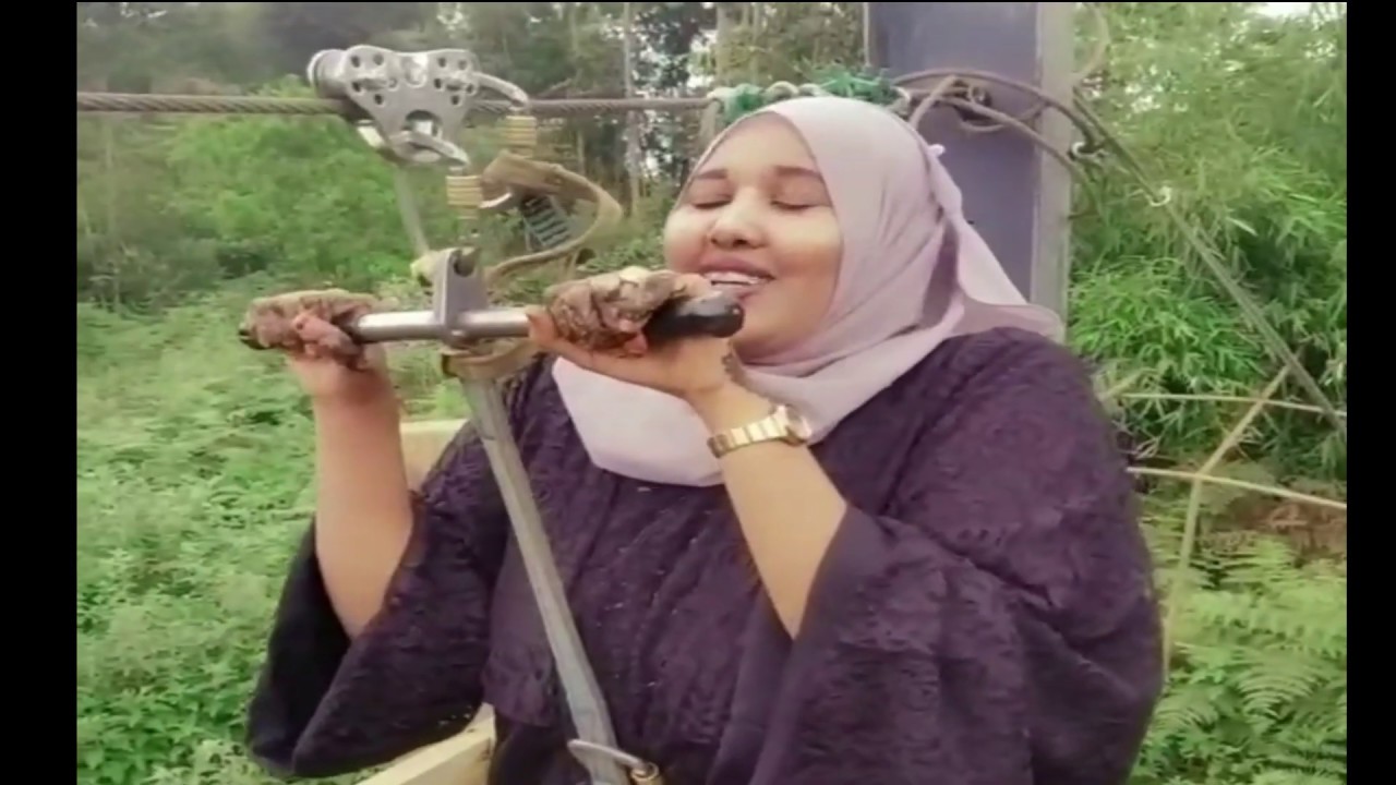 Daawo:- Daxiiska Macaan Caasha Caagane iyo Asxaabteeda