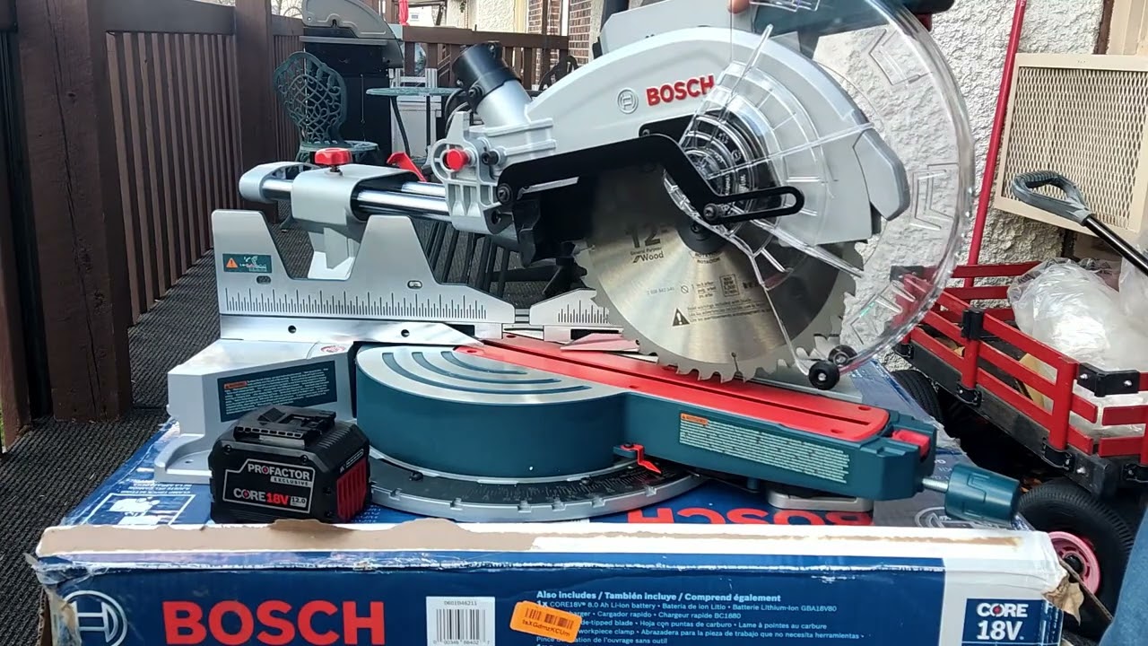 Розпаковка акумуляторної торцювальної пилки Bosch gcm 18v 
