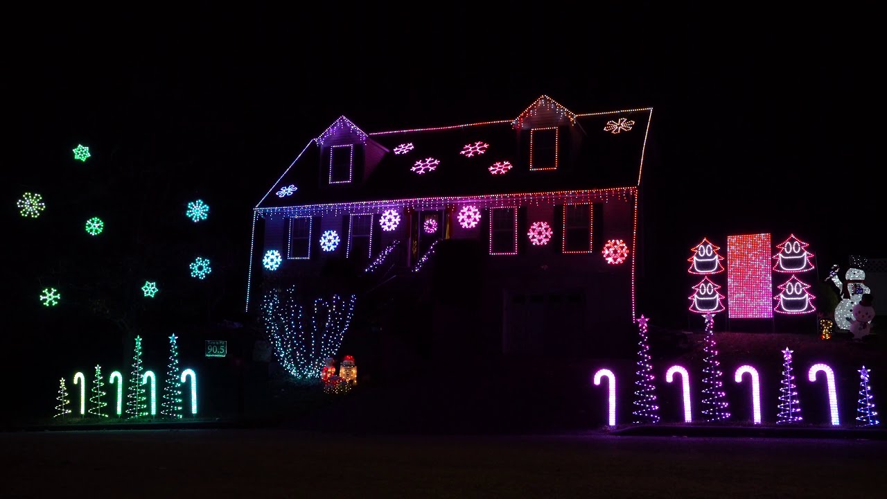 Best of Star Wars Christmas Light Show + Mandalorian (in 4K)