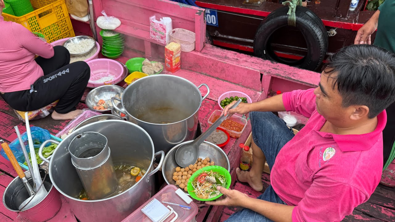 Độc đáo cảnh bơi xuồng ăn bún riêu, uống cà phê vợt trên ghe ở miền tây