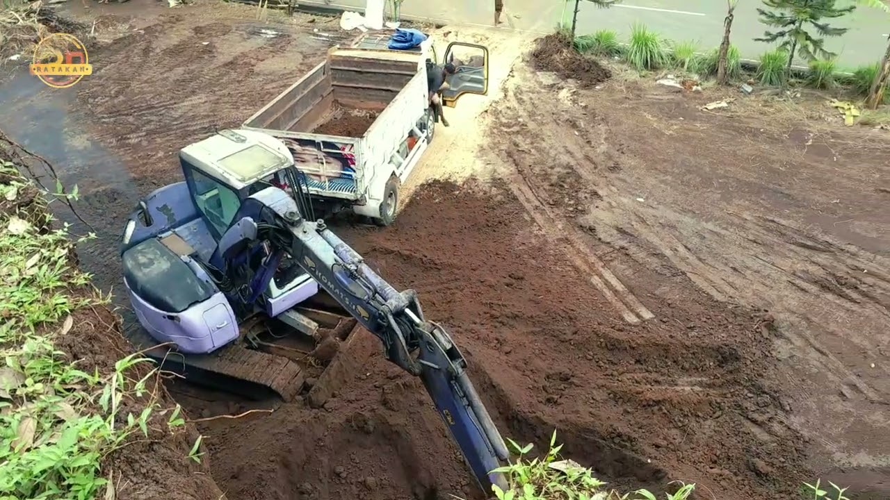 Excavator Contruction Site Loading on Dump truck