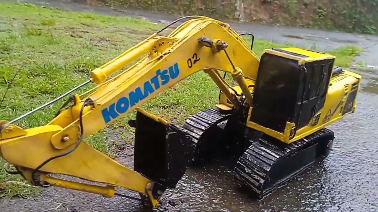 Miniatur Excavator Komatsu pc200 dari PVC. 
