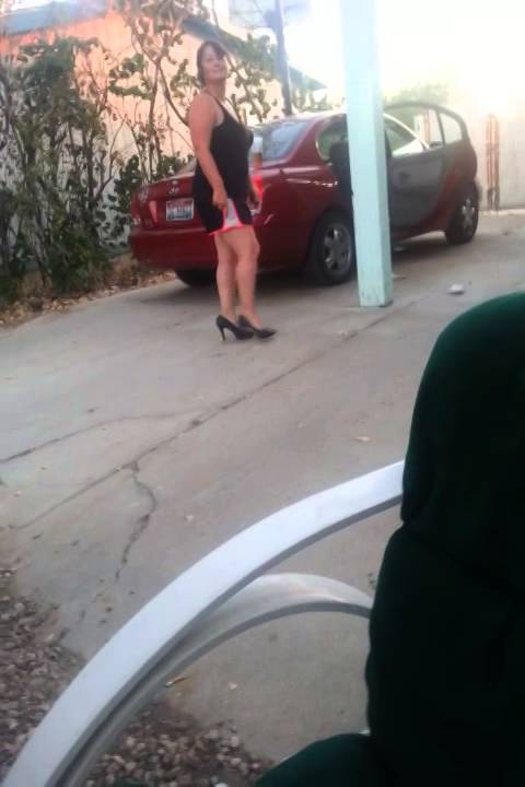 Jennee trying on heels