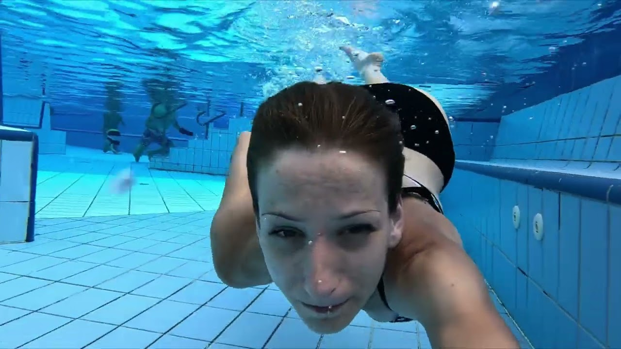 Diving Underwater in the Pool with Super Gorgeous Anna