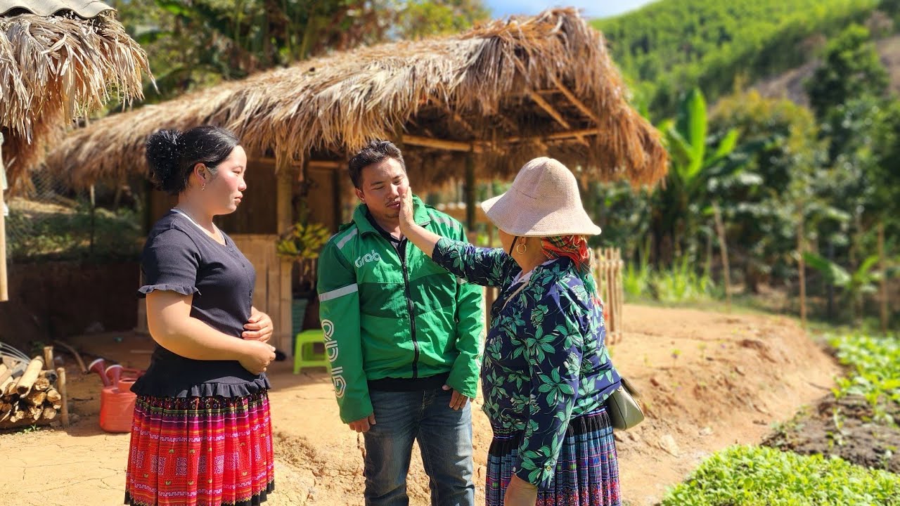 Viet's mother scolds her son in front of Mila - Ly Tieu Mila