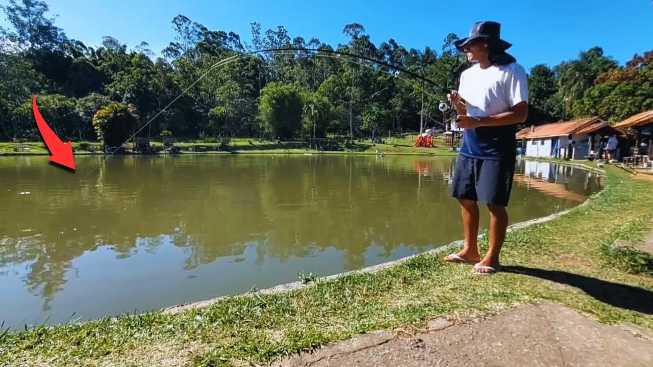 FORTE DEMAIS 😱 TAMBAQUI BRUTO ESTOURA A LINHA NA MASSA DE FUNDO | PESQUEIRO BRUMADO