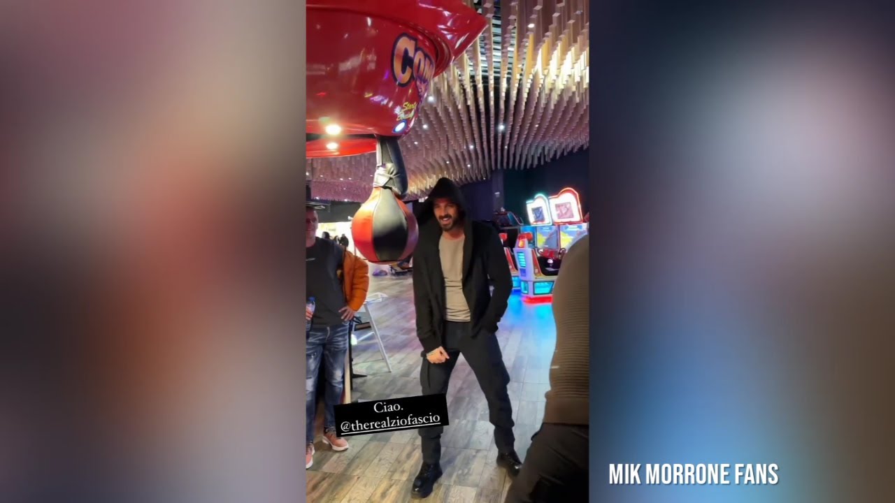Michele Morrone at an arcade with Moara and Mattia
