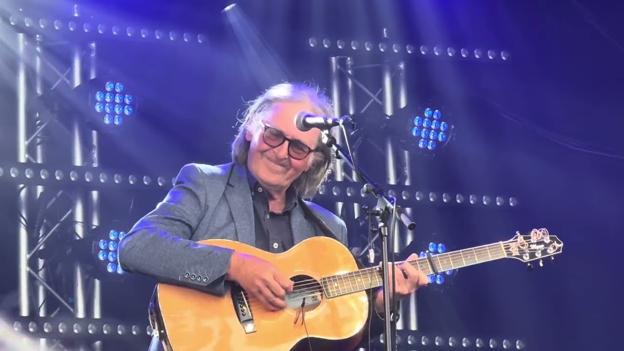 Dougie MacLean, opening numbers, Shrewsbury Folk Festival, 22/08/2025