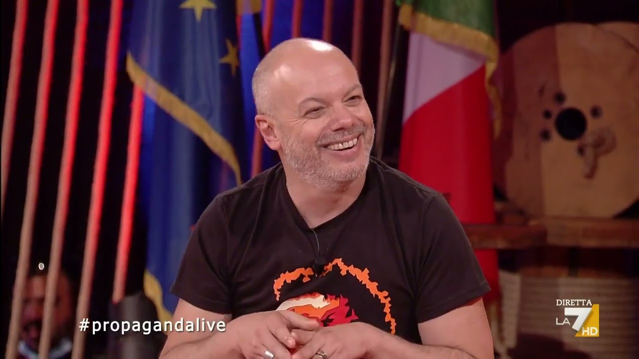 'Sting e le 5 ore di sesso': l'intervista di Diego Bianchi al batterista dei Police Stewart Copeland