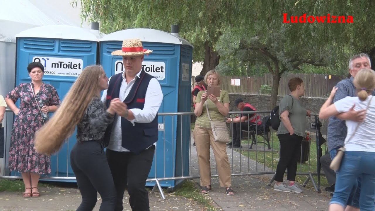 MONIKA ma powodzenie ! W Kazimierzu porwał ją przystojny muzykant z Kapeli WOJCIECHOWSKIEJ