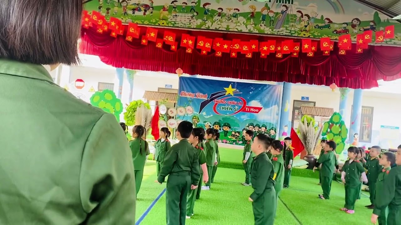Thể dục bò chui qua cổng