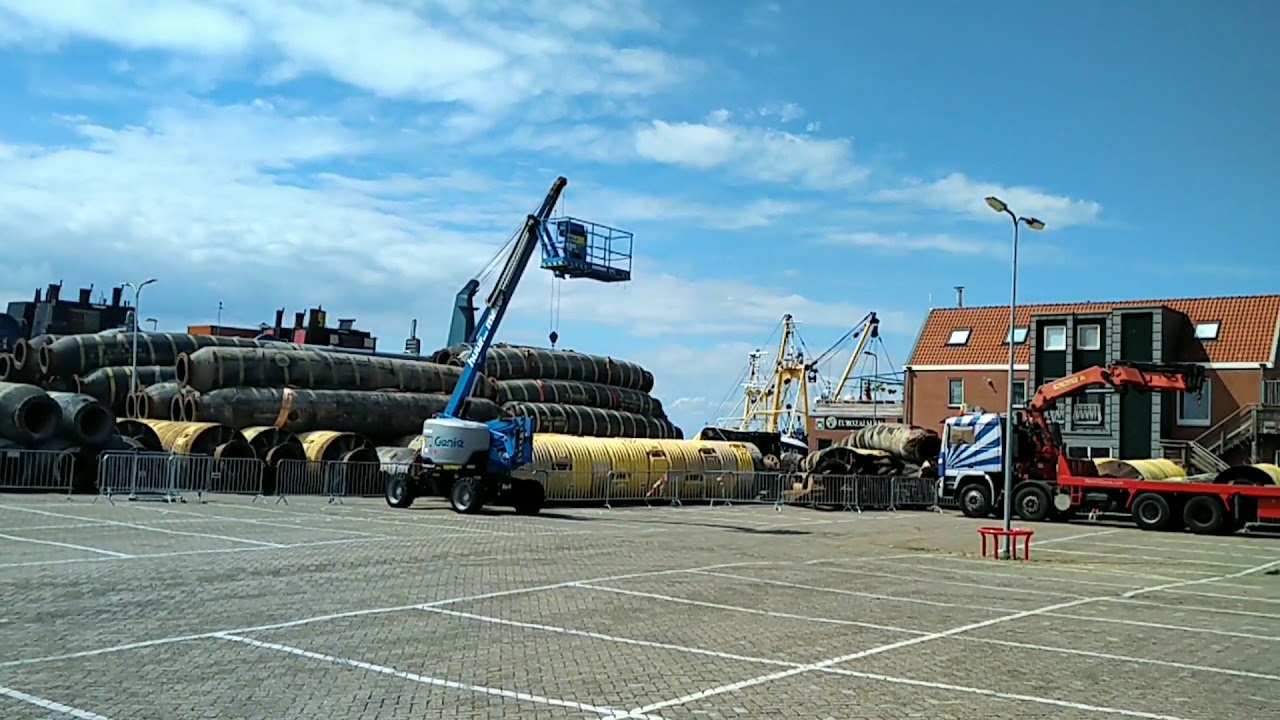 Sliedrecht 27 Baggerschip in Urker haven met drijvende leiding