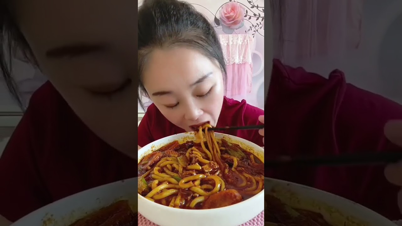 #美食 #新疆炒米粉 #爆辣新疆炒米粉  新疆炒米粉太好吃了，刚做出来，太烫了，龇牙咧嘴的。