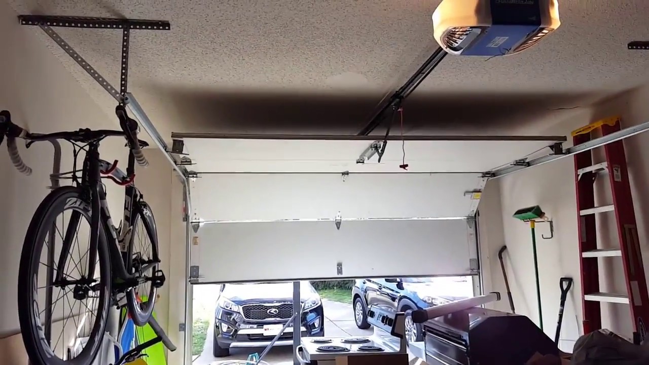Tend&ecirc;ncias e Tipos de Port&otilde;es de Garagem: Modelo de Port&atilde;o de Garagem Teto