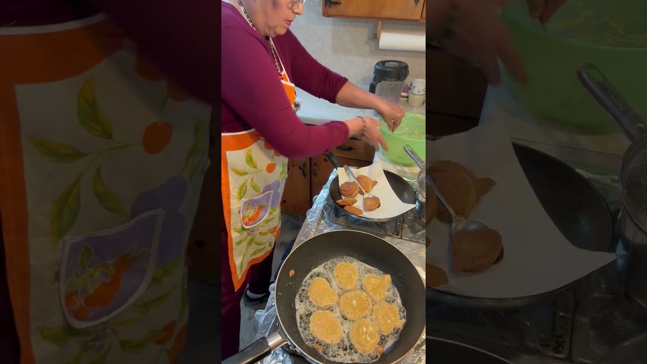 Preparando unas tortitas de camarón bien sabrosas 