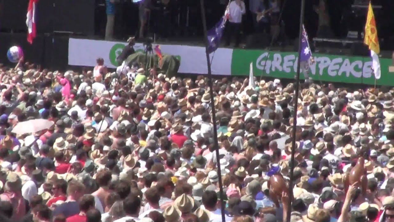 06 - Glastonbury 2010 - Rolf Harris (Two Little Boys).m2ts