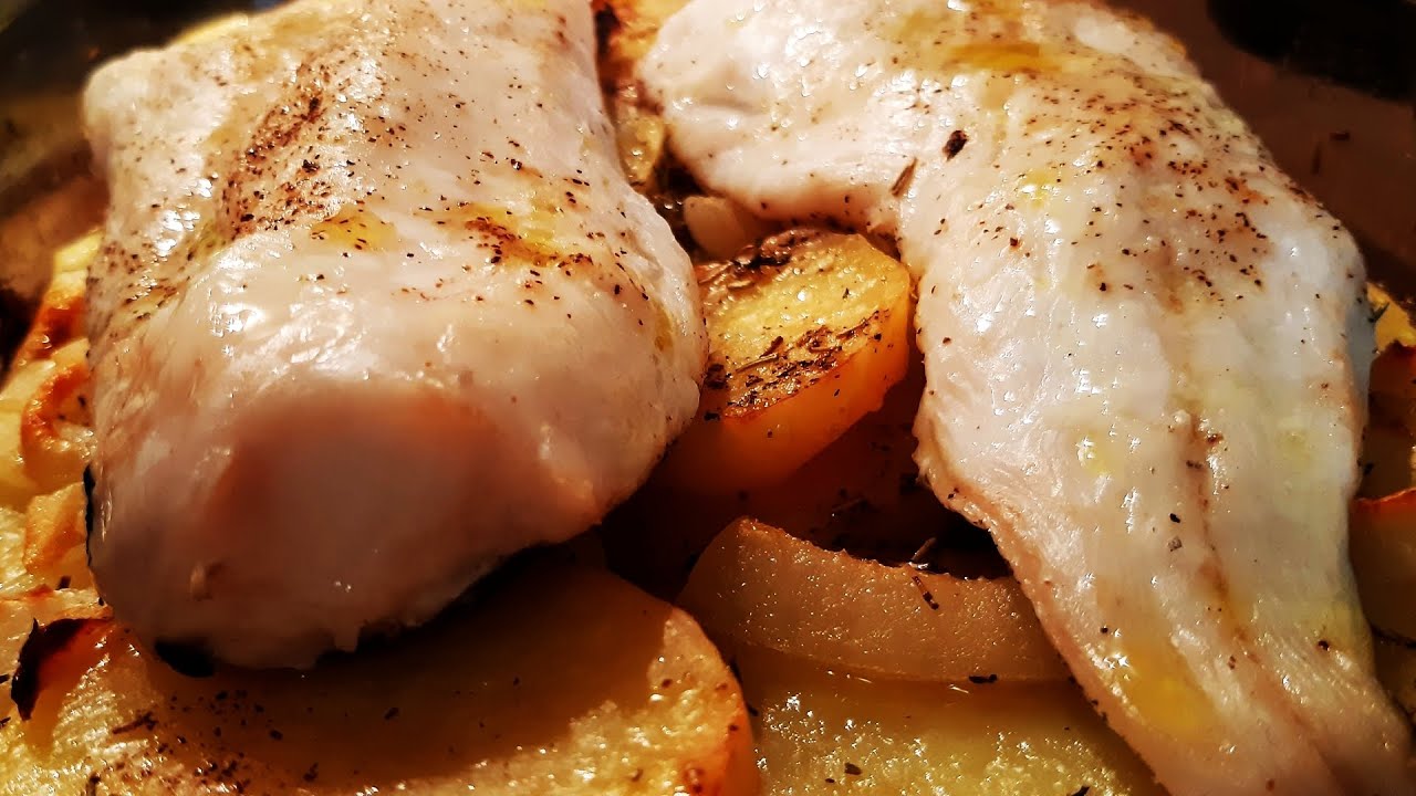 MERLUZA al HORNO sobre cuna de patatas panaderas y cebolla. PESCADILLA