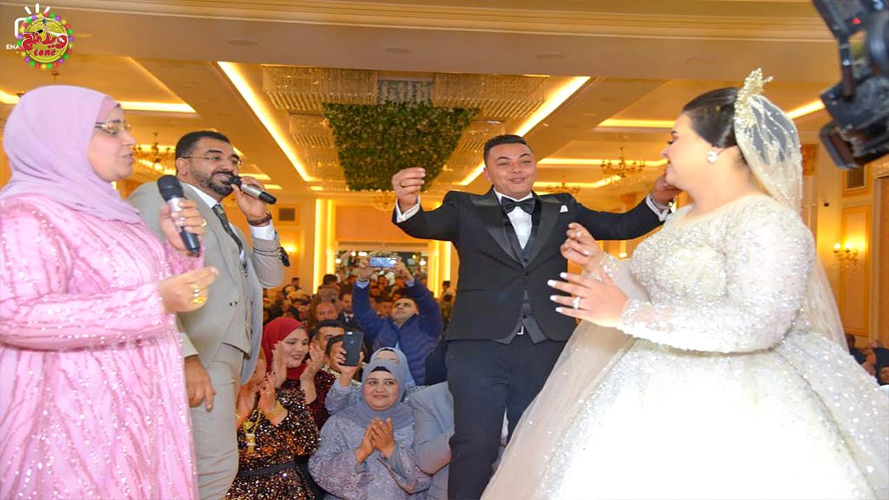 خال وخالة العروسة اللي ربوها لما في فرحها يفاجئوها - wedding tone