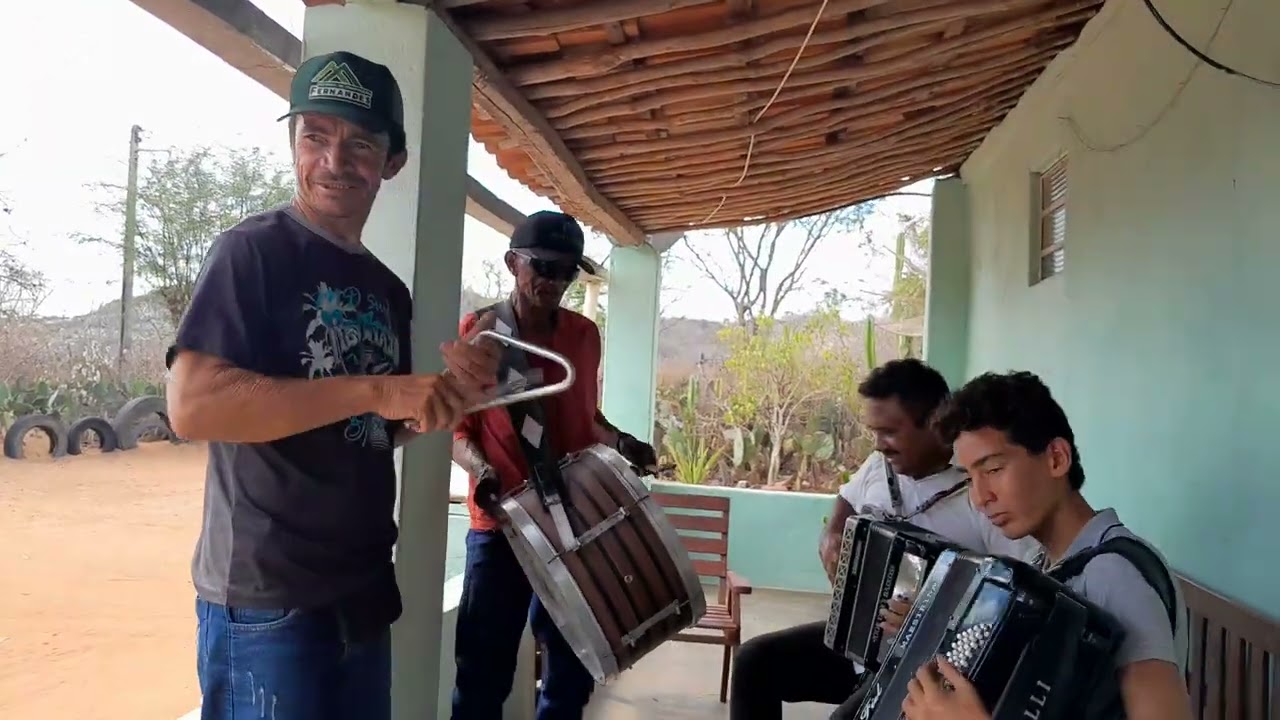 Igor e Davi dos 8 baixos tocando  o casamento  da raposa