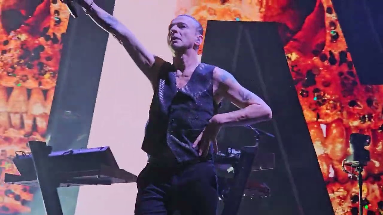 2023 11 13 DEPECHE MODE ENJOY THE SILENCE MEMENTO MORI WORLD TOUR UNITED CENTER CHICAGO USA